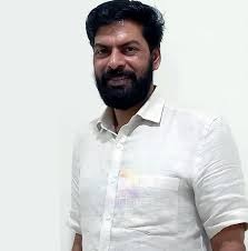 പ്രവാസ ജീവിതത്തിന് ബ്രേക്ക്; റോയി തോമസ് സിനിമകളുടെ തിരക്കില്