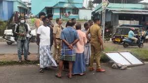 കൊല്ലത്ത് രണ്ടിടങ്ങളില് വാഹനാപകടം; വിദ്യാർത്ഥിക്കും വീട്ടമ്മയ്ക്കും ദാരുണാന്ത്യം