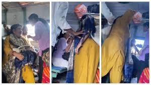 ‘നിന്നെ വലിച്ച് ഞാന് താഴെയിടും’; സീറ്റിനെ ചൊല്ലി സ്ത്രീകളുടെ തമ്മിലടി, വീഡിയോ വൈറൽ