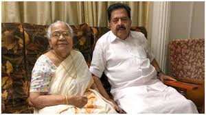 ‘ഒരു ദിനം അച്ഛൻ മുറിയിൽ പൂട്ടിയിട്ടു, വയറ് കത്തിക്കാളുമ്പോൾ ജനലരികിൽ ഒരു വളകിലുക്കം’; അമ്മയെ കുറിച്ച് ഹൃദയം തൊടുന്ന കുറിപ്പുമായി രമേഷ് ചെന്നിത്തല