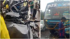 മഴയത്ത് അമിത വേഗതയിലെത്തിയ കാർ നിയന്ത്രണം വിട്ട് ബസിലേക്ക് ഇടിച്ചു കയറി, 5 യാത്രക്കാർക്ക് പരിക്ക്
