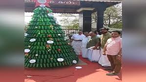 ഒഴിഞ്ഞ ബിയർകുപ്പികൾ ഉപയോഗിച്ച് ഗുരുവായൂരിൽ ക്രിസ്മസ് ട്രീ, നഗരസഭക്കെതിരെ പ്രതിഷേധവുമായി യുഡിഎഫ്