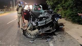 മരിച്ചത് രണ്ട് മക്കളുടെ ആശ്രയമായ അമ്മ; വൈറ്റിലയിൽ കാറിടിച്ച് യുവതിക്ക് ദാരുണാന്ത്യം; സുഹൃത്തിനെ യാത്രയാക്കി മടങ്ങും വഴി അപകടം