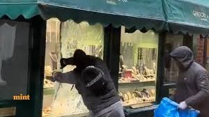 പട്ടാപ്പകൽ ജ്വല്ലറിയുടെ ചില്ല് തല്ലിപ്പൊട്ടിച്ച് ആഭരണവുമായി കടന്ന് കളഞ്ഞ് മോഷ്ടാക്കൾ, നോക്കി നിന്ന് ആളുകൾ