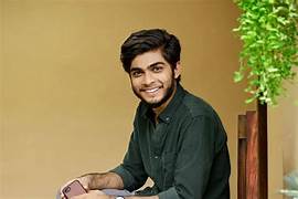 കിടിലൻ ഡാൻസും ആക്ഷനുമായി നസ്ലിൻ; മോളിവുഡ് ടൈംസിലെ ‘അപ്ന ഫ്രൈഡേ ആയേഗാ’ എത്തി