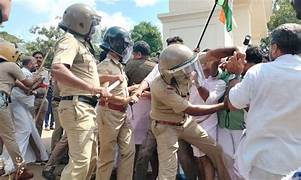 പിരിച്ച പണത്തിന്റെ കണക്കുമായി സിപിഎം, കോൺഗ്രസ് പിരിച്ചതിന്റെ കണക്ക് പുറത്ത് വിടാൻ വെല്ലുവിളി; തെരഞ്ഞെടുപ്പിൽ ചർച്ചയായി വയനാട് ഫണ്ട്