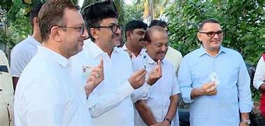 മുഖ്യമന്ത്രിപ്പോര്; ലീഗ് നേതാക്കൾ തലസ്ഥാനത്തേക്ക്, ഘടകകക്ഷി നേതാക്കളുമായി ചർച്ച നടത്താൻ എഐസിസി നിരീക്ഷകർ