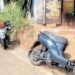 ബന്ധുവീട്ടിലായിരുന്ന മകളെ തിരികെ കൂട്ടിക്കൊണ്ട് വരാൻ പോയതിനിടെ ബൈക്കും സ്കൂട്ടറും കൂട്ടിയിടിച്ച് അപകടം, യുവതിക്ക് ദാരുണാന്ത്യം