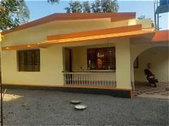 വാടക വീട് ഇടിച്ചു തകർത്ത സംഭവം; ദമ്പതികളെ വീട്ടിൽ നിന്ന് മാറ്റി നിർത്താൻ പൊലീസിൽ വ്യാജ പരാതി, വൻ ആസൂത്രണമെന്ന് എഫ്ഐആർ